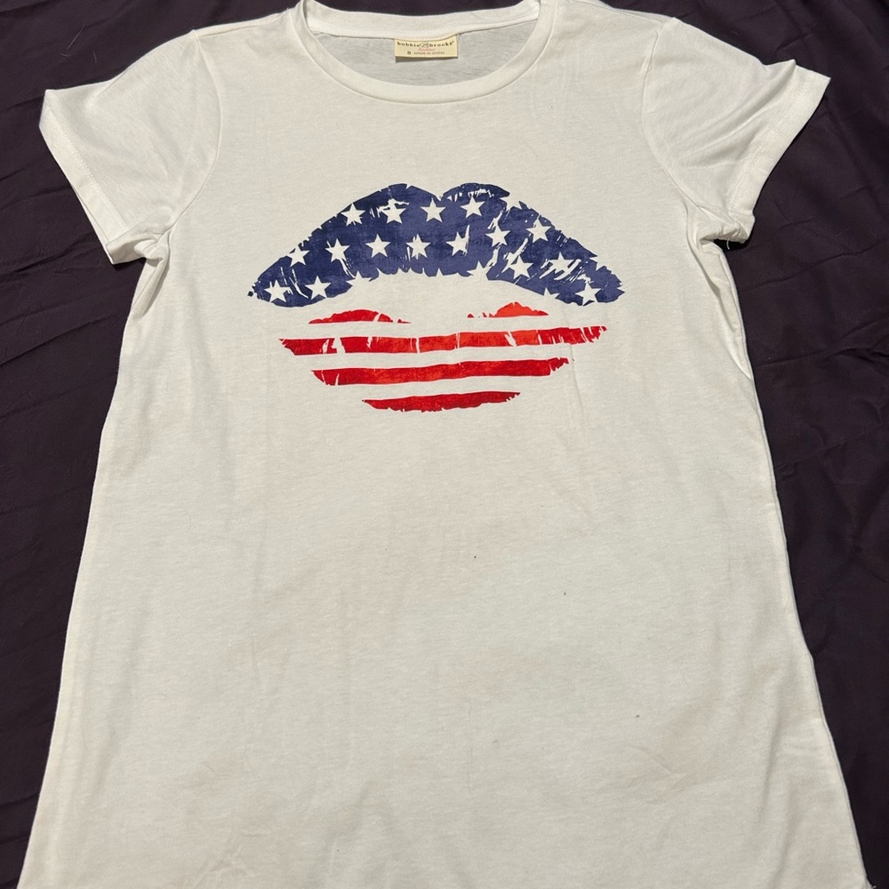 White flag kiss t-shirt